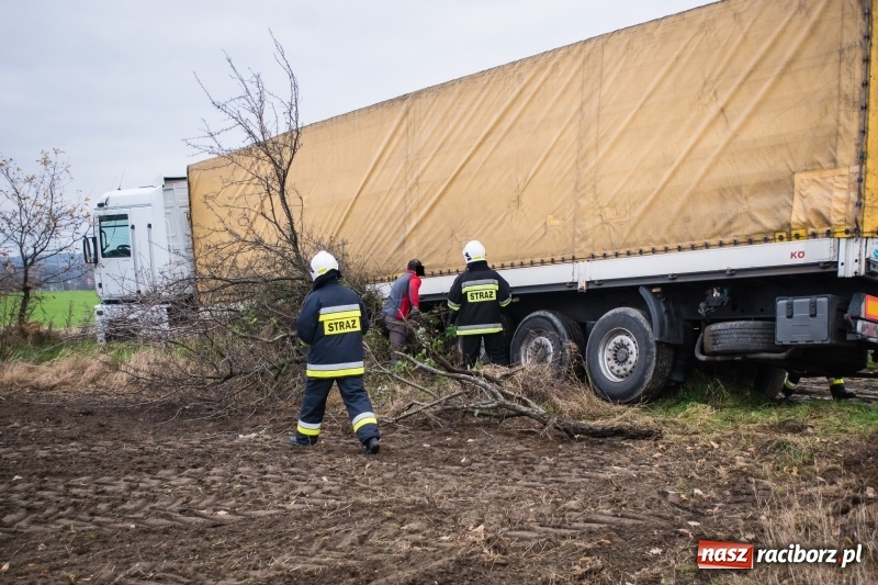 Zdjęcie w galerii na portalu naszraciborz.pl: Samochód ciężarowy utknął na polu wiadomości z regionu