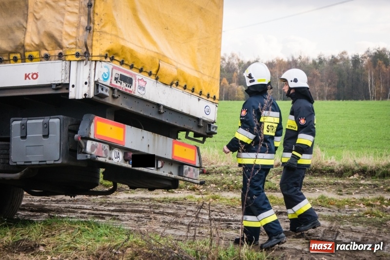 Zdjęcie w galerii na portalu naszraciborz.pl: Samochód ciężarowy utknął na polu wiadomości z regionu