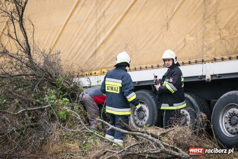 Zdjęcie w galerii na portalu naszraciborz.pl: Samochód ciężarowy utknął na polu wiadomości z regionu
