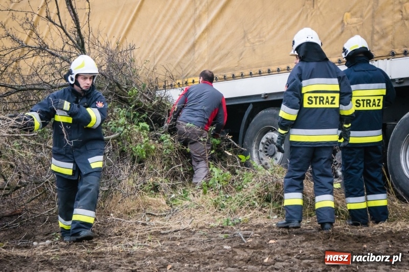 Zdjęcie w galerii na portalu naszraciborz.pl: Samochód ciężarowy utknął na polu wiadomości z regionu