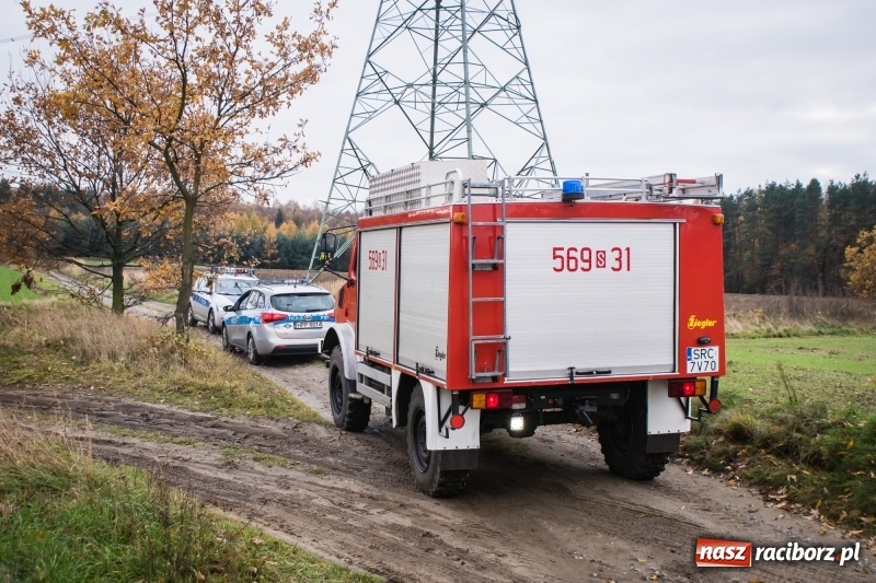 Zdjęcie w galerii na portalu naszraciborz.pl: Samochód ciężarowy utknął na polu wiadomości z regionu