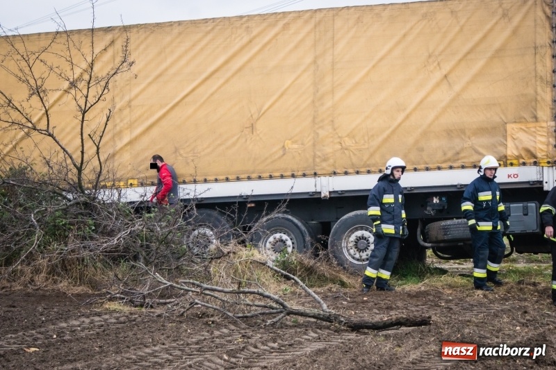 Zdjęcie w galerii na portalu naszraciborz.pl: Samochód ciężarowy utknął na polu wiadomości z regionu
