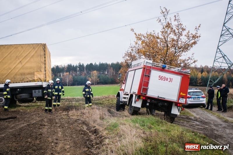 Zdjęcie w galerii na portalu naszraciborz.pl: Samochód ciężarowy utknął na polu wiadomości z regionu