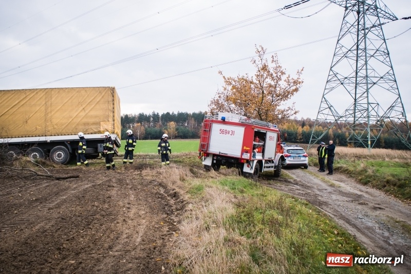 Zdjęcie w galerii na portalu naszraciborz.pl: Samochód ciężarowy utknął na polu wiadomości z regionu