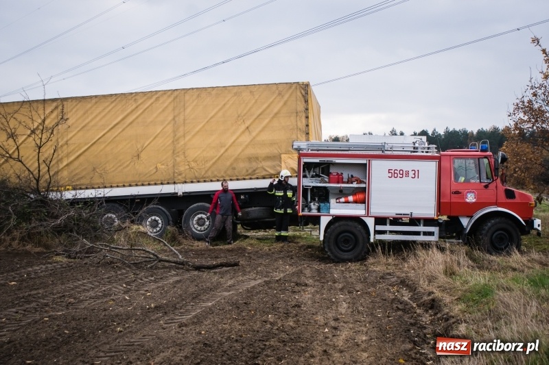 Zdjęcie w galerii na portalu naszraciborz.pl: Samochód ciężarowy utknął na polu wiadomości z regionu