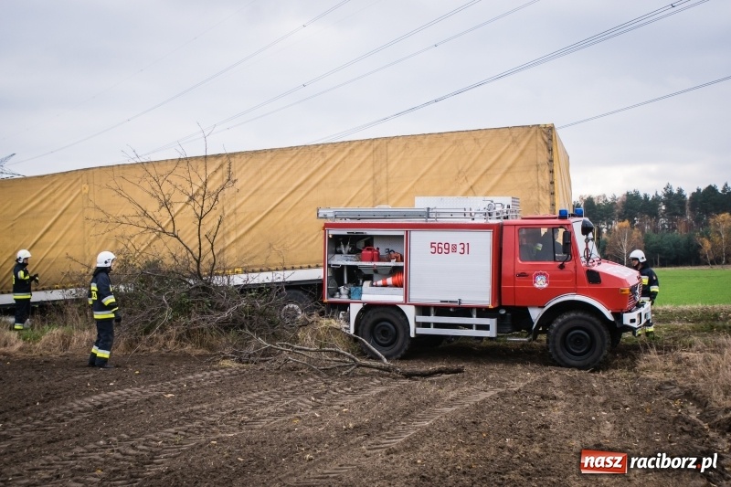 Zdjęcie w galerii na portalu naszraciborz.pl: Samochód ciężarowy utknął na polu wiadomości z regionu