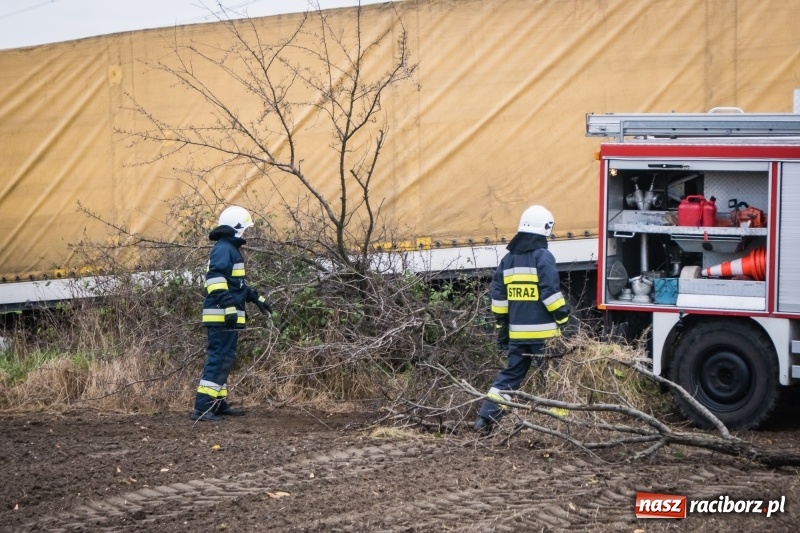 Zdjęcie w galerii na portalu naszraciborz.pl: Samochód ciężarowy utknął na polu wiadomości z regionu