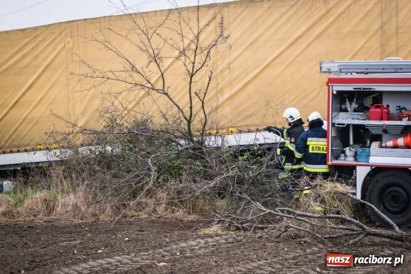 Zdjęcie w galerii na portalu naszraciborz.pl: Samochód ciężarowy utknął na polu wiadomości z regionu