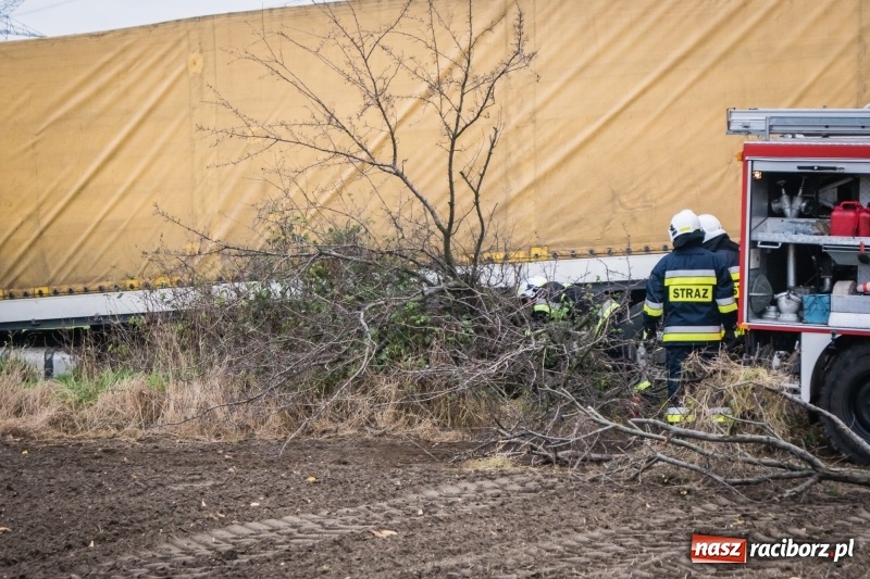 Zdjęcie w galerii na portalu naszraciborz.pl: Samochód ciężarowy utknął na polu wiadomości z regionu