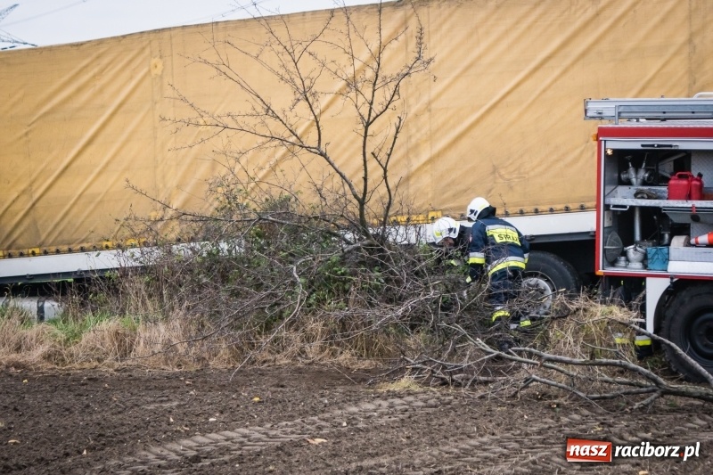 Zdjęcie w galerii na portalu naszraciborz.pl: Samochód ciężarowy utknął na polu wiadomości z regionu