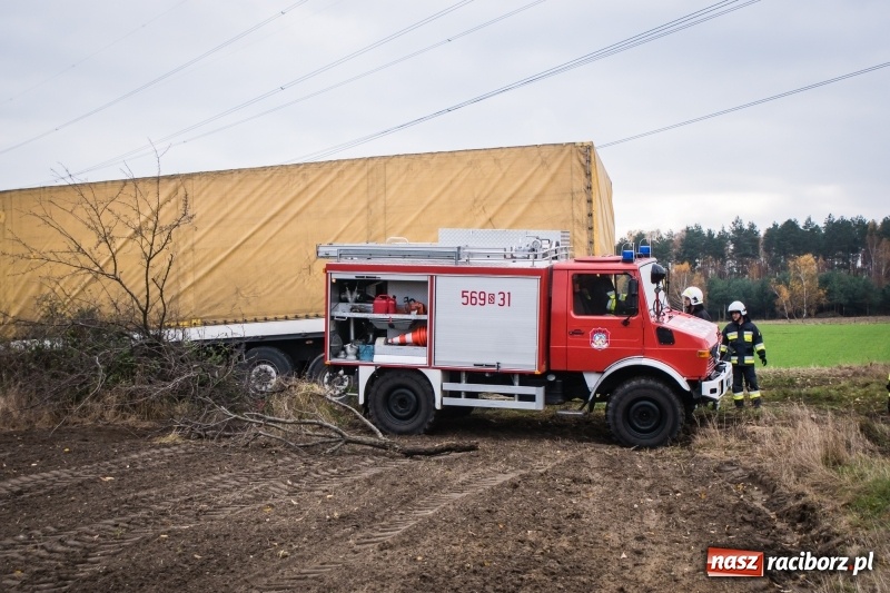 Zdjęcie w galerii na portalu naszraciborz.pl: Samochód ciężarowy utknął na polu wiadomości z regionu