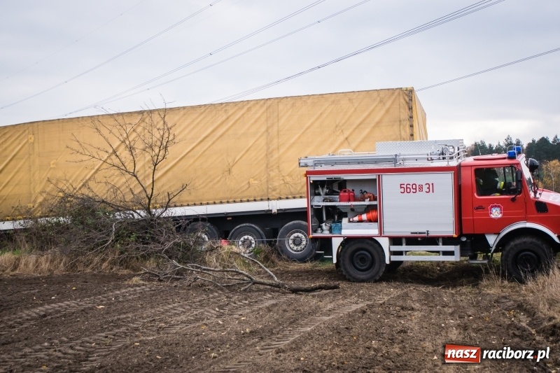 Zdjęcie w galerii na portalu naszraciborz.pl: Samochód ciężarowy utknął na polu wiadomości z regionu
