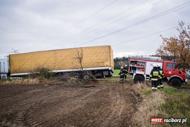 Zdjęcie w galerii na portalu naszraciborz.pl: Samochód ciężarowy utknął na polu wiadomości z regionu