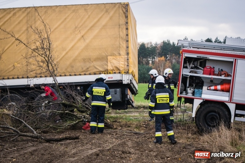Zdjęcie w galerii na portalu naszraciborz.pl: Samochód ciężarowy utknął na polu wiadomości z regionu