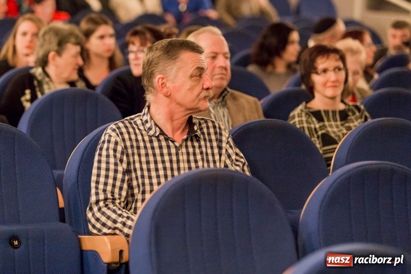 Zdjęcie w galerii na portalu naszraciborz.pl: W DK Strzecha nagrodzono dziesięciu raciborskich twórców i animatorów kultury  wiadomości z regionu