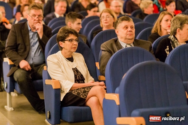 Zdjęcie w galerii na portalu naszraciborz.pl: W DK Strzecha nagrodzono dziesięciu raciborskich twórców i animatorów kultury  wiadomości z regionu