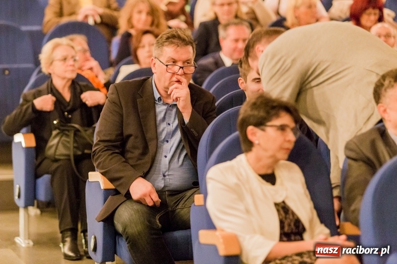 Zdjęcie w galerii na portalu naszraciborz.pl: W DK Strzecha nagrodzono dziesięciu raciborskich twórców i animatorów kultury  wiadomości z regionu