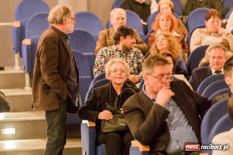 Zdjęcie w galerii na portalu naszraciborz.pl: W DK Strzecha nagrodzono dziesięciu raciborskich twórców i animatorów kultury  wiadomości z regionu