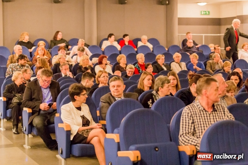 Zdjęcie w galerii na portalu naszraciborz.pl: W DK Strzecha nagrodzono dziesięciu raciborskich twórców i animatorów kultury  wiadomości z regionu