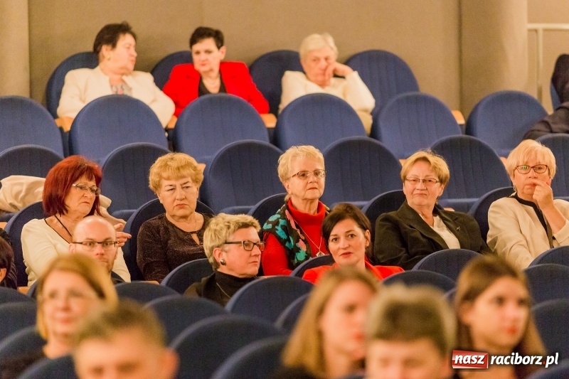 Zdjęcie w galerii na portalu naszraciborz.pl: W DK Strzecha nagrodzono dziesięciu raciborskich twórców i animatorów kultury  wiadomości z regionu