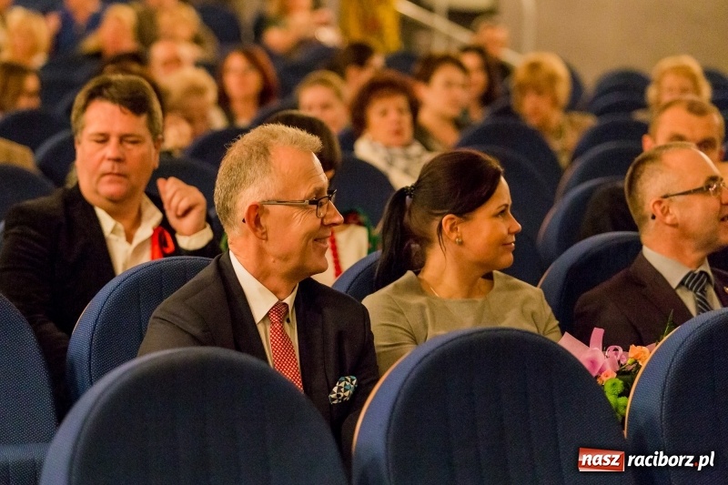 Zdjęcie w galerii na portalu naszraciborz.pl: W DK Strzecha nagrodzono dziesięciu raciborskich twórców i animatorów kultury  wiadomości z regionu