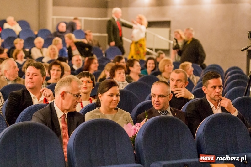 Zdjęcie w galerii na portalu naszraciborz.pl: W DK Strzecha nagrodzono dziesięciu raciborskich twórców i animatorów kultury  wiadomości z regionu