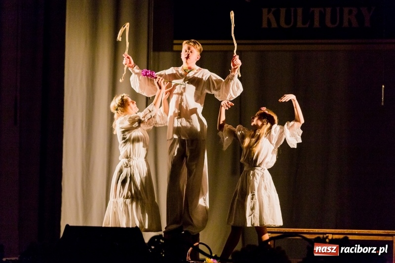 Zdjęcie w galerii na portalu naszraciborz.pl: W DK Strzecha nagrodzono dziesięciu raciborskich twórców i animatorów kultury  wiadomości z regionu