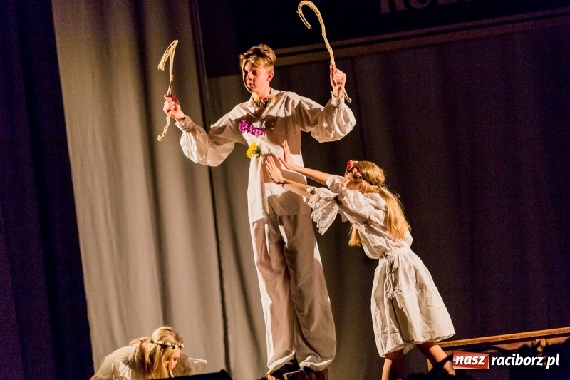 Zdjęcie w galerii na portalu naszraciborz.pl: W DK Strzecha nagrodzono dziesięciu raciborskich twórców i animatorów kultury  wiadomości z regionu