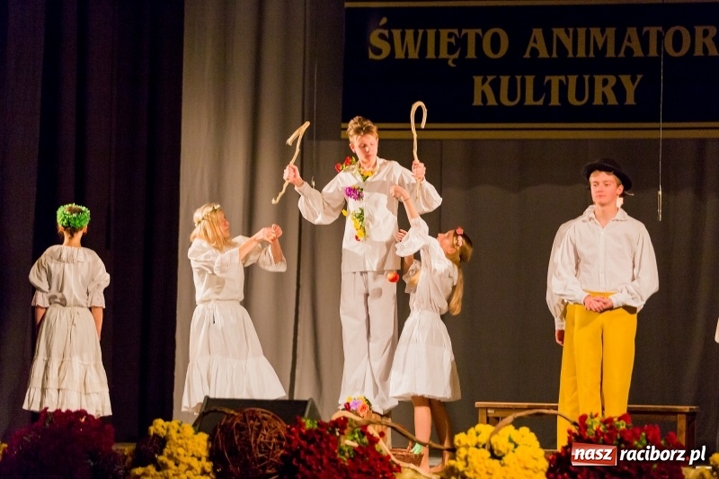 Zdjęcie w galerii na portalu naszraciborz.pl: W DK Strzecha nagrodzono dziesięciu raciborskich twórców i animatorów kultury  wiadomości z regionu