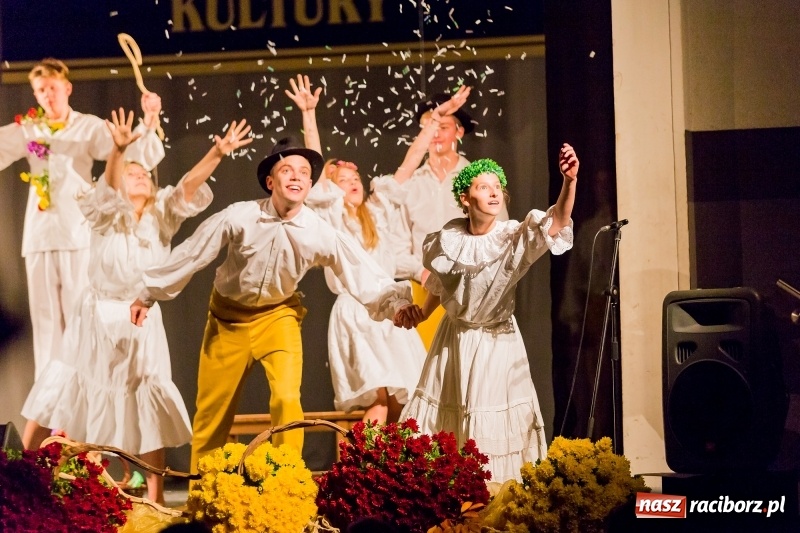 Zdjęcie w galerii na portalu naszraciborz.pl: W DK Strzecha nagrodzono dziesięciu raciborskich twórców i animatorów kultury  wiadomości z regionu