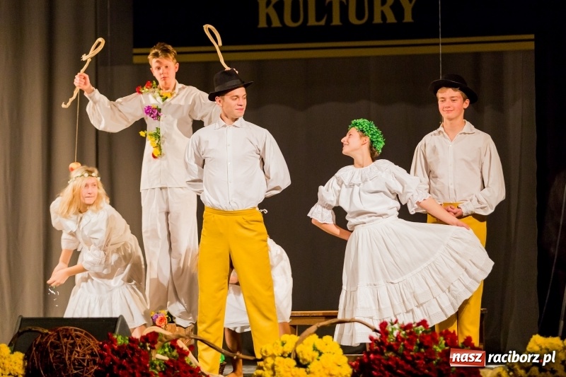 Zdjęcie w galerii na portalu naszraciborz.pl: W DK Strzecha nagrodzono dziesięciu raciborskich twórców i animatorów kultury  wiadomości z regionu