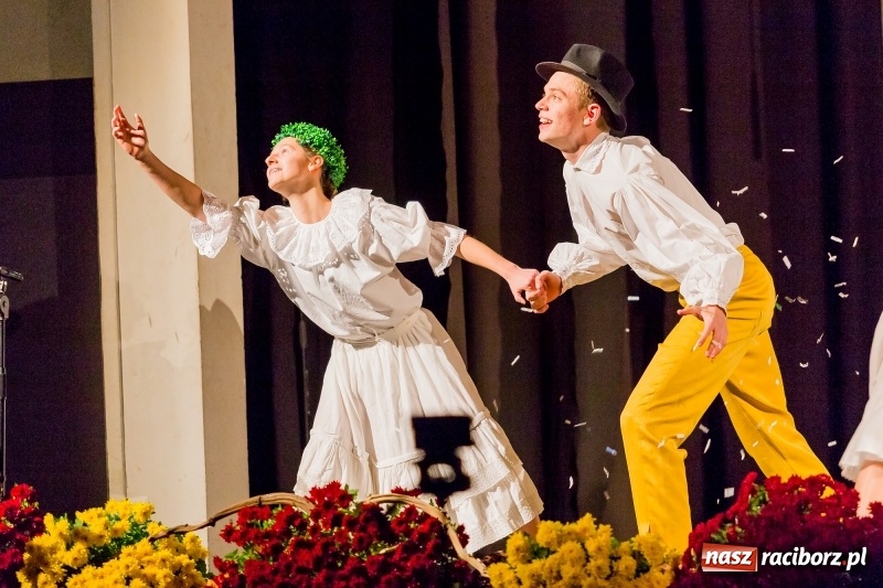 Zdjęcie w galerii na portalu naszraciborz.pl: W DK Strzecha nagrodzono dziesięciu raciborskich twórców i animatorów kultury  wiadomości z regionu