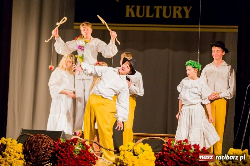 Zdjęcie w galerii na portalu naszraciborz.pl: W DK Strzecha nagrodzono dziesięciu raciborskich twórców i animatorów kultury  wiadomości z regionu