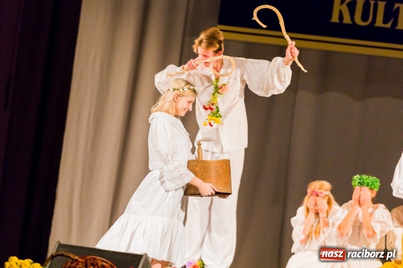 Zdjęcie w galerii na portalu naszraciborz.pl: W DK Strzecha nagrodzono dziesięciu raciborskich twórców i animatorów kultury  wiadomości z regionu