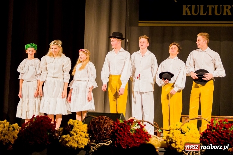 Zdjęcie w galerii na portalu naszraciborz.pl: W DK Strzecha nagrodzono dziesięciu raciborskich twórców i animatorów kultury  wiadomości z regionu