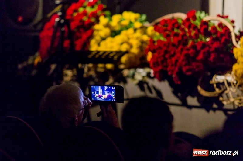 Zdjęcie w galerii na portalu naszraciborz.pl: W DK Strzecha nagrodzono dziesięciu raciborskich twórców i animatorów kultury  wiadomości z regionu