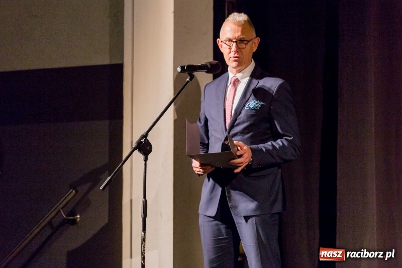 Zdjęcie w galerii na portalu naszraciborz.pl: W DK Strzecha nagrodzono dziesięciu raciborskich twórców i animatorów kultury  wiadomości z regionu