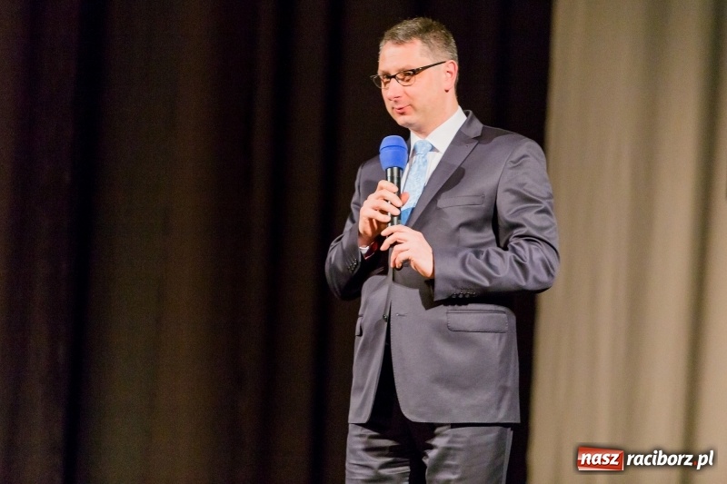 Zdjęcie w galerii na portalu naszraciborz.pl: W DK Strzecha nagrodzono dziesięciu raciborskich twórców i animatorów kultury  wiadomości z regionu