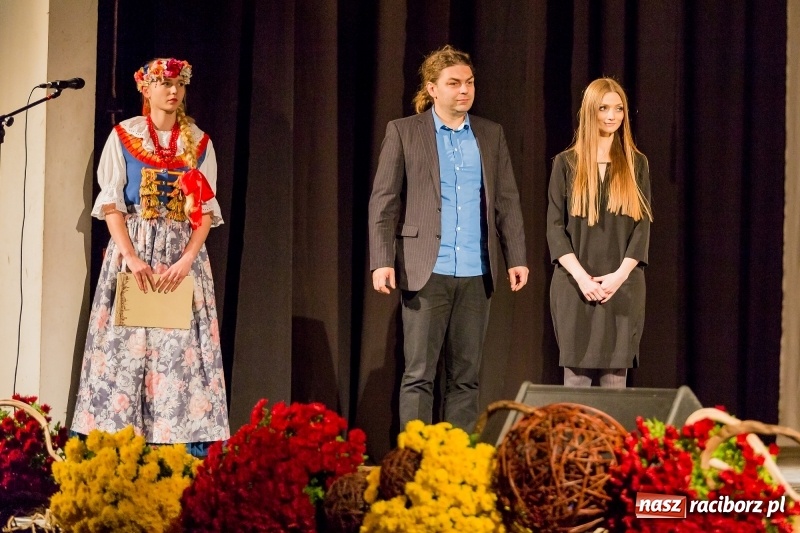 Zdjęcie w galerii na portalu naszraciborz.pl: W DK Strzecha nagrodzono dziesięciu raciborskich twórców i animatorów kultury  wiadomości z regionu