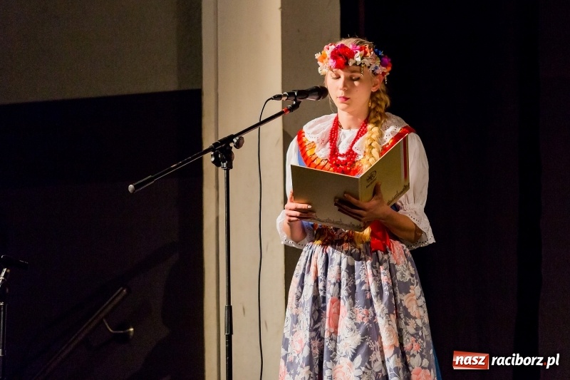 Zdjęcie w galerii na portalu naszraciborz.pl: W DK Strzecha nagrodzono dziesięciu raciborskich twórców i animatorów kultury  wiadomości z regionu