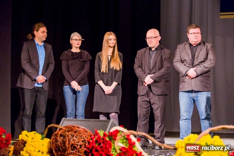 Zdjęcie w galerii na portalu naszraciborz.pl: W DK Strzecha nagrodzono dziesięciu raciborskich twórców i animatorów kultury  wiadomości z regionu