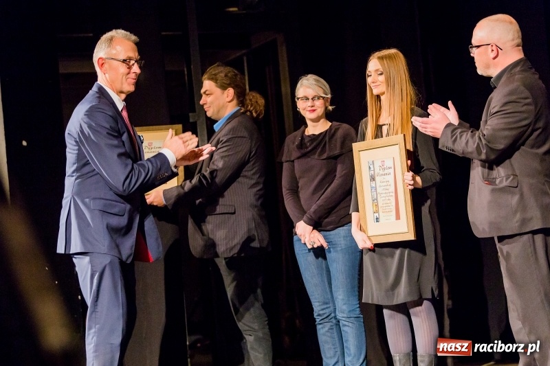 Zdjęcie w galerii na portalu naszraciborz.pl: W DK Strzecha nagrodzono dziesięciu raciborskich twórców i animatorów kultury  wiadomości z regionu