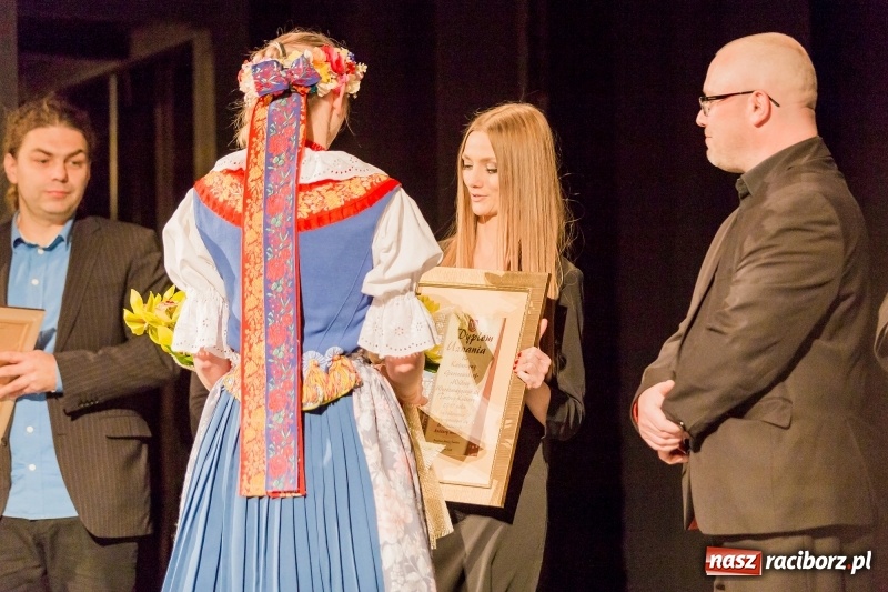 Zdjęcie w galerii na portalu naszraciborz.pl: W DK Strzecha nagrodzono dziesięciu raciborskich twórców i animatorów kultury  wiadomości z regionu