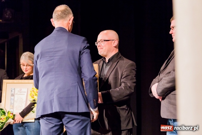 Zdjęcie w galerii na portalu naszraciborz.pl: W DK Strzecha nagrodzono dziesięciu raciborskich twórców i animatorów kultury  wiadomości z regionu