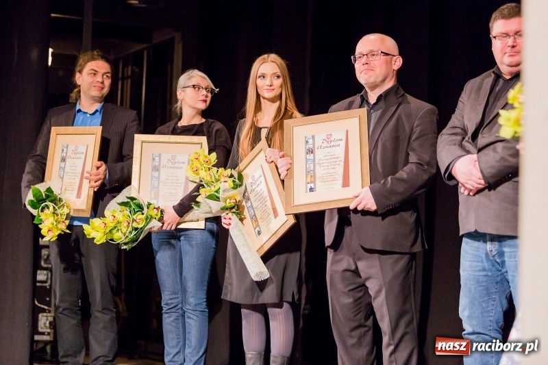 Zdjęcie w galerii na portalu naszraciborz.pl: W DK Strzecha nagrodzono dziesięciu raciborskich twórców i animatorów kultury  wiadomości z regionu