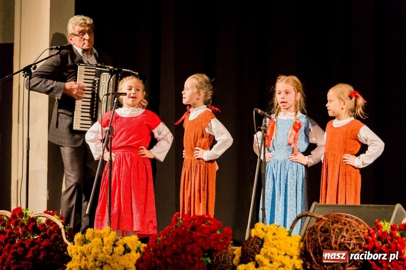 Zdjęcie w galerii na portalu naszraciborz.pl: W DK Strzecha nagrodzono dziesięciu raciborskich twórców i animatorów kultury  wiadomości z regionu