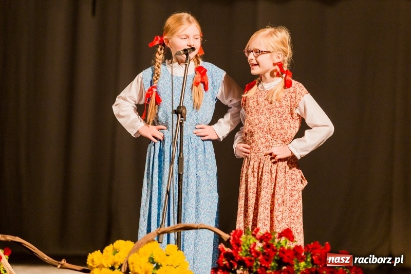 Zdjęcie w galerii na portalu naszraciborz.pl: W DK Strzecha nagrodzono dziesięciu raciborskich twórców i animatorów kultury  wiadomości z regionu