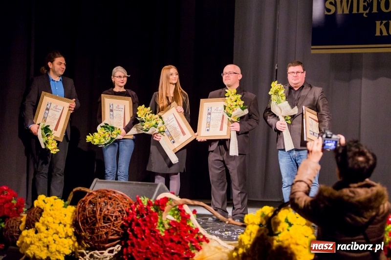 Zdjęcie w galerii na portalu naszraciborz.pl: W DK Strzecha nagrodzono dziesięciu raciborskich twórców i animatorów kultury  wiadomości z regionu