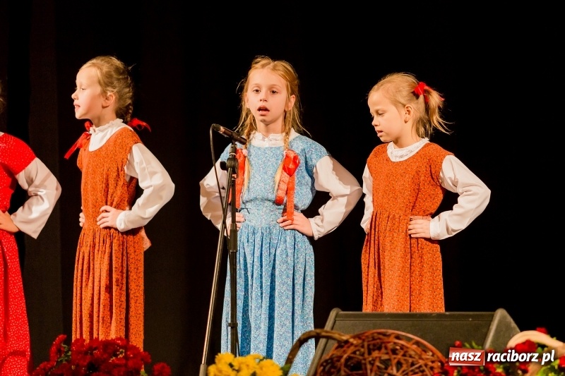 Zdjęcie w galerii na portalu naszraciborz.pl: W DK Strzecha nagrodzono dziesięciu raciborskich twórców i animatorów kultury  wiadomości z regionu