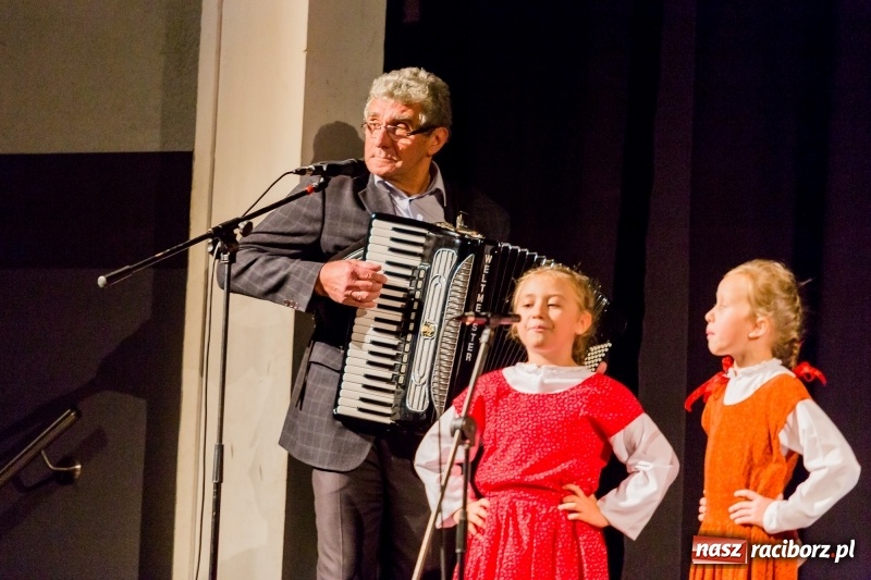 Zdjęcie w galerii na portalu naszraciborz.pl: W DK Strzecha nagrodzono dziesięciu raciborskich twórców i animatorów kultury  wiadomości z regionu